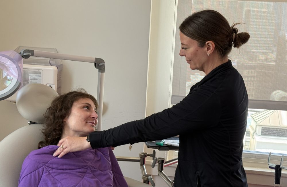 Injector performing procedure on comfortable patient